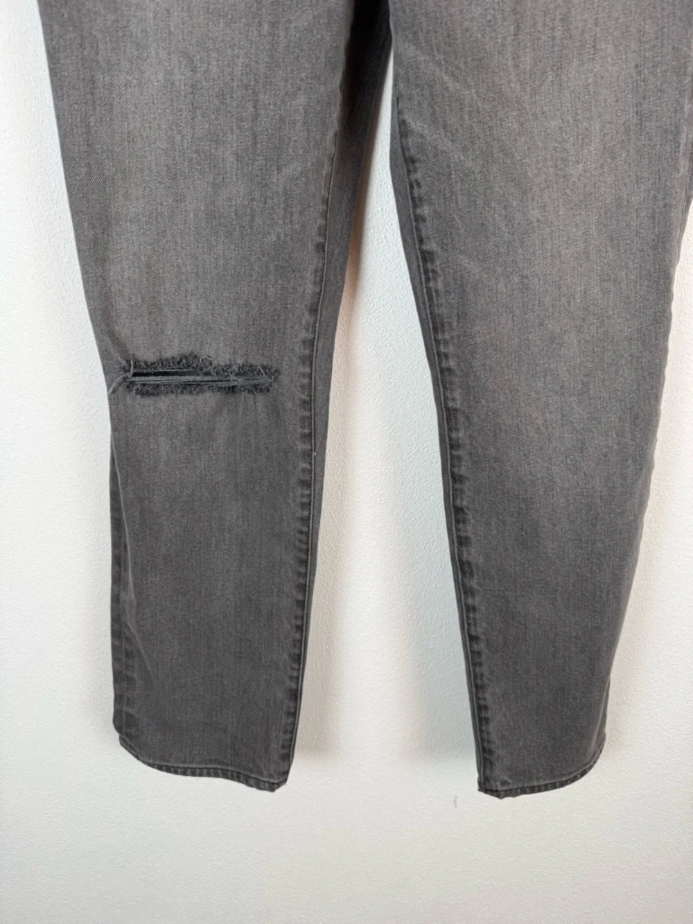 Madewell The Perfect Vintage Jean in Connell Wash: Ripped Edition 27 High-Rise - Picture 6 of 13